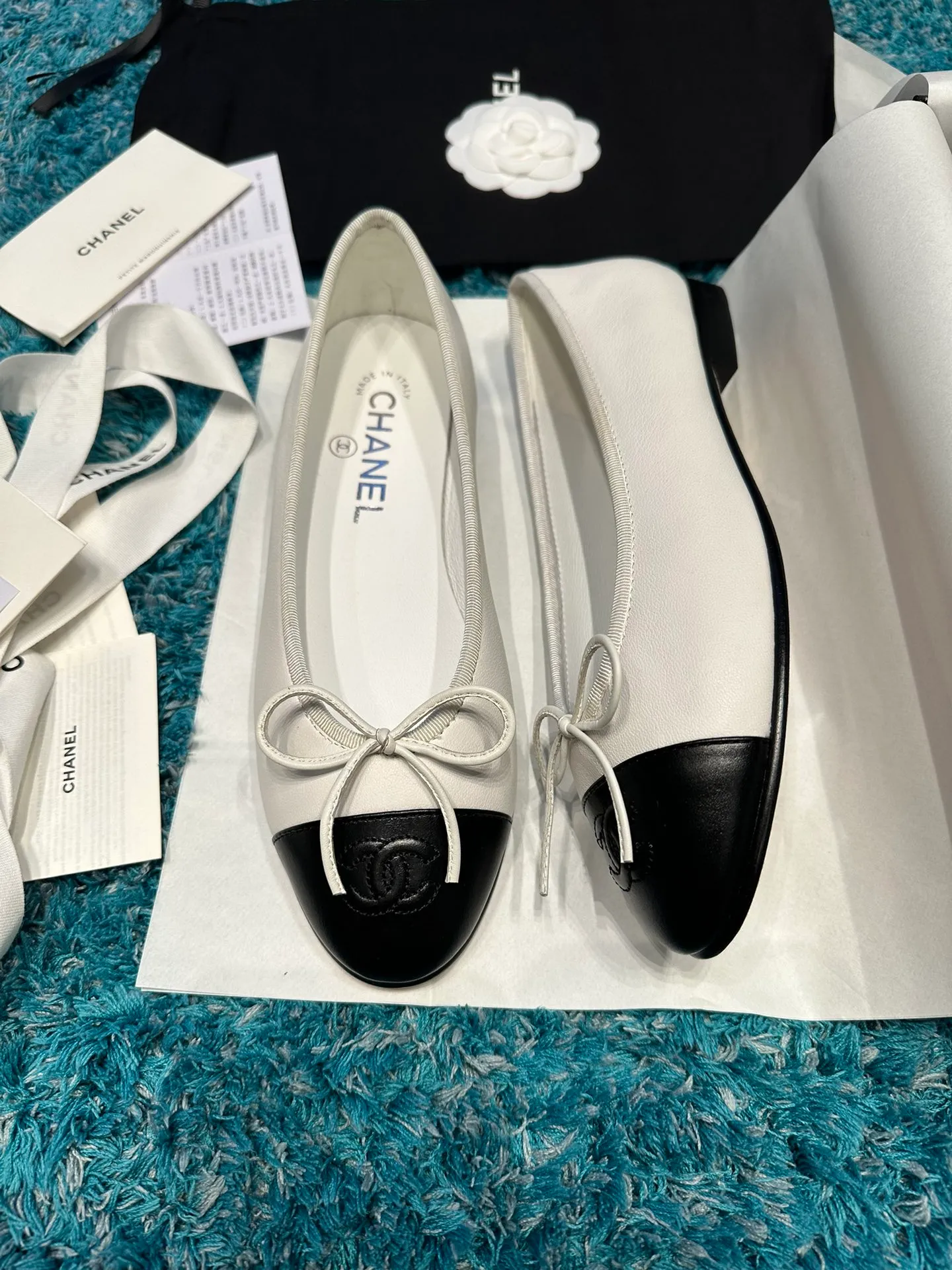 👟👟Ex-factory price 440👟👟 Chanel has been upgrading Chanel shoes ~ 2021ss top version HK overseas purchasing original cut at 1:1 Chanel Chanel Eternal Classic Bow Round Toe Ballet Shoes There are not many good quality, truly no pressure to enter and exit the counter. Regardless of the last type, leather material selection, and manufacturing process, they are all genuine craftsmanship and very sophisticated. ◾️Fabric: Mixed sheepskin imported from Italy ◾️Lining: Imported sheepskin (sweat-absorbent and soft) ◾️Sole: Italian special A-grade genuine leather sole (not ordinary thin sole in the market) ◾️Size: 35-39 [34 40 41 42 43 customization is not returnable]